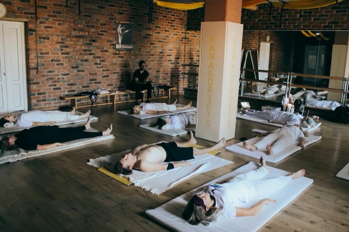 Группа на матах - шавасана после практики