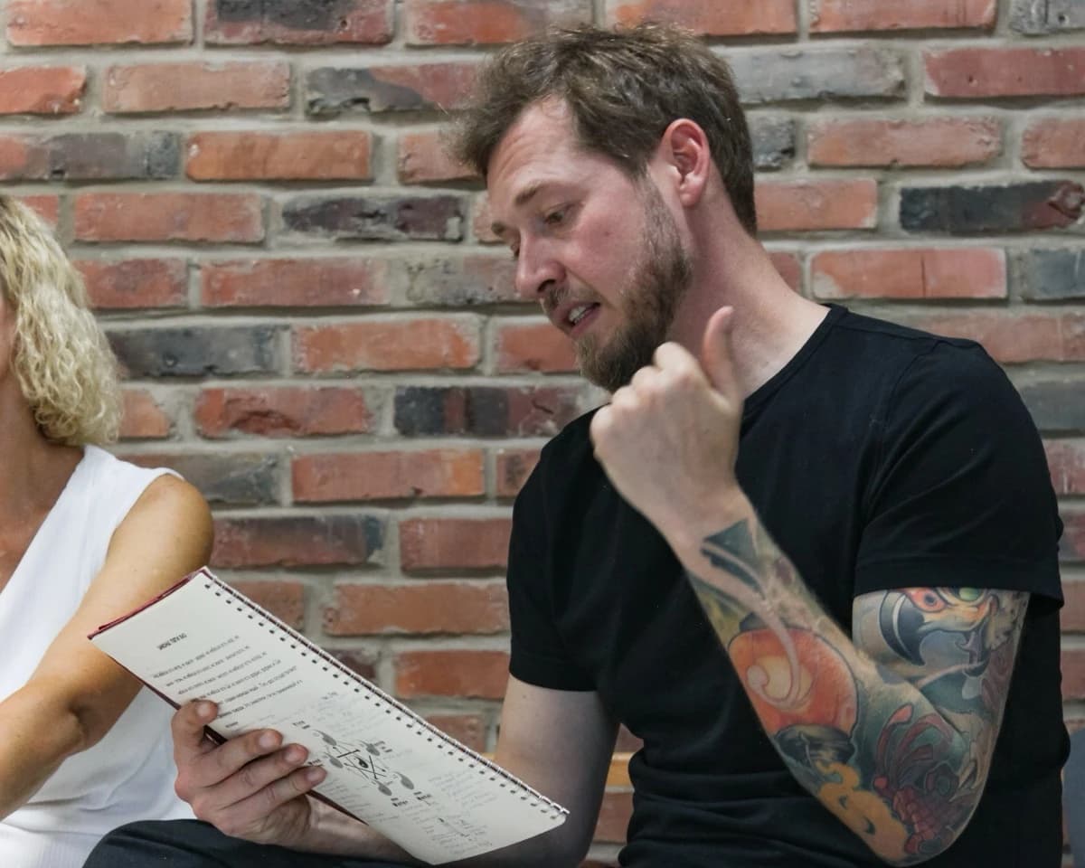 Джахан объясняет технику - крупный план