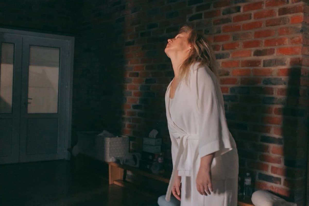 Женщина в белом, голова запрокинута - экстаз движения