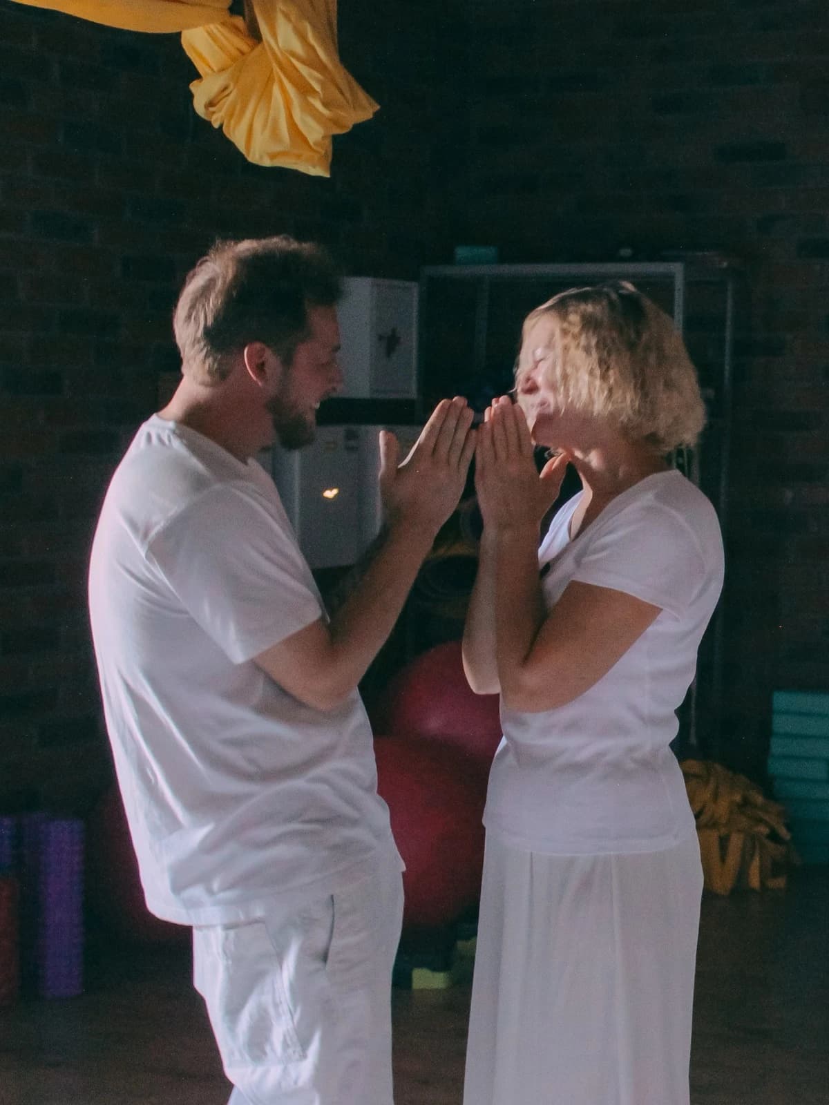 Джахан и участница в позе благодарности